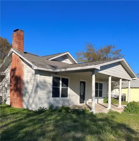 718 Hollis St, Normangee, TX 77871