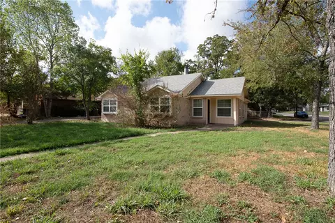 3100 Heatherwood Dr, Bryan, TX 77801