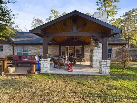 1944 Greentree Dr, Huntsville, TX 77340