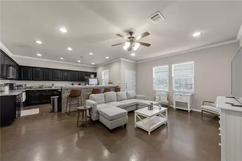 125 Deacon Dr W, College Station, TX 77845