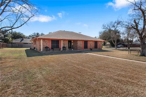 1109 Wheelock St, Hearne, TX 77859