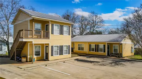 204 E Buck St, Caldwell, TX 77836