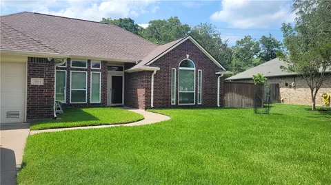 5801 Knightsbridge Ln, Bryan, TX 77802
