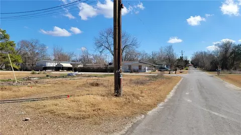 210 Holly St, Franklin, TX 77856