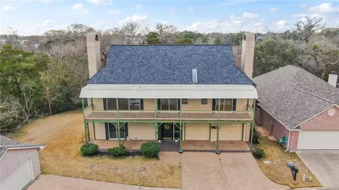 1208 Brook Hollow Ct, Bryan, TX 77802