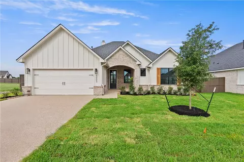 5003 Royal Arch Dr, Bryan, TX 77802
