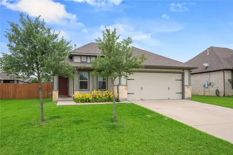 7406 Masters Dr, Navasota, TX 77868