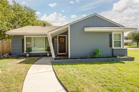 4009 Glenn Oaks Dr, Bryan, TX 77802