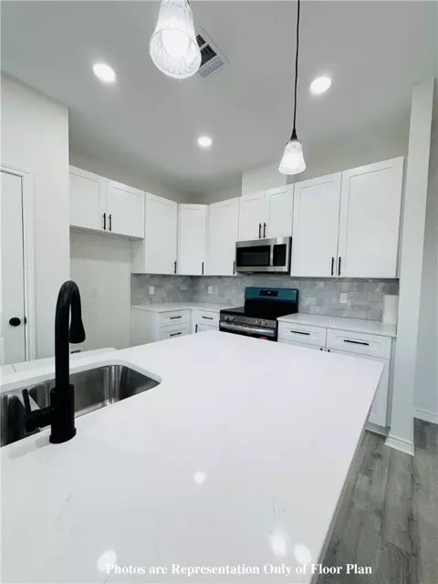 906 Dulce Ct, Hearne, TX 77859