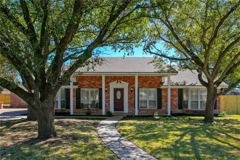 3809 Oak Ridge Dr, Bryan, TX 77802