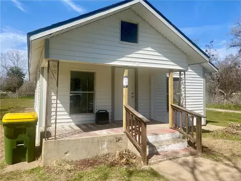 708 W 6th St, Hearne, TX 77859