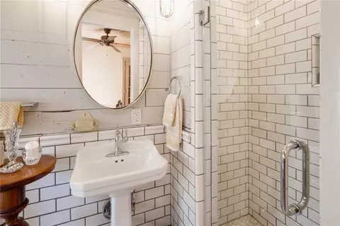Bath - 709 E 32nd St, Bryan, TX 77803 photo 4 of 5