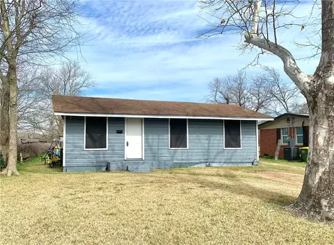 1002 W 9th St, Hearne, TX 77859
