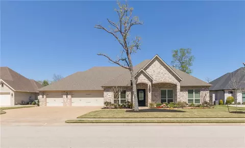 1233 Quarry Oaks Dr, College Station, TX 77845