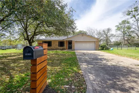 2900 River Oaks Cir, Bryan, TX 77802