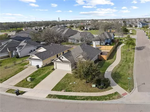 2014 Mountain Wind Loop, Bryan, TX 77807 photo 3
