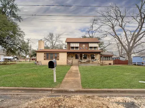 708 11th E, Cameron, TX 76520 photo 1