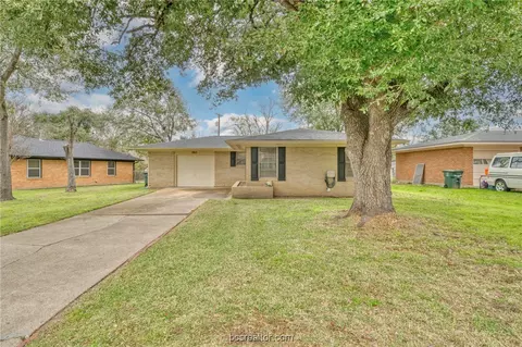 1917 Vinewood Dr, Bryan, TX 77802