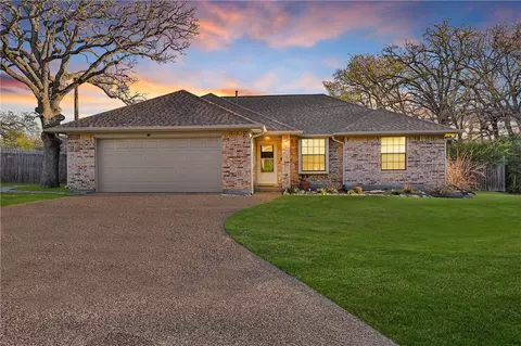 2002 Sandalwood Ln, Bryan, TX 77807