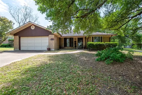 303 Heath Ave, Madisonville, TX 77864