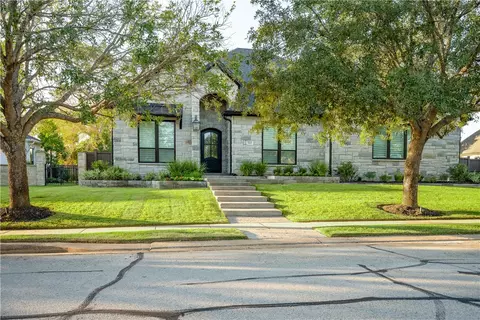 5111 Inverness Dr, Bryan, TX 77802