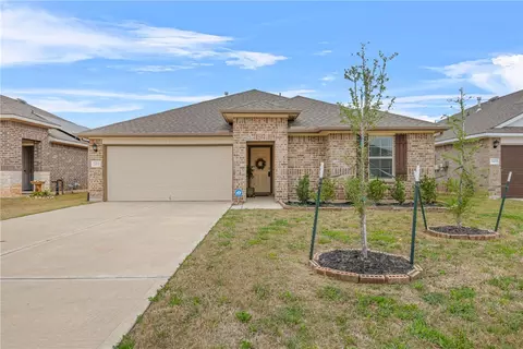 2411 Divot Ln, Navasota, TX 77868