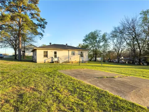 Exterior - 409 E 6th St, Hearne, TX 77859 photo 3 of 5