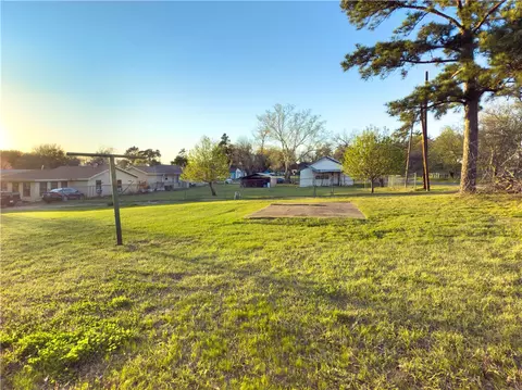 Exterior - 409 E 6th St, Hearne, TX 77859 photo 4 of 5