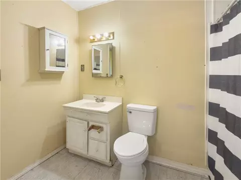 Bath - 409 E 6th St, Hearne, TX 77859 photo 2 of 2