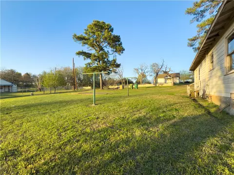 Exterior - 409 E 6th St, Hearne, TX 77859 photo 5 of 5