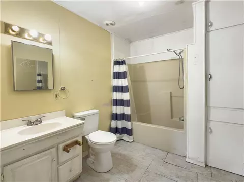 Bath - 409 E 6th St, Hearne, TX 77859 photo 1 of 2