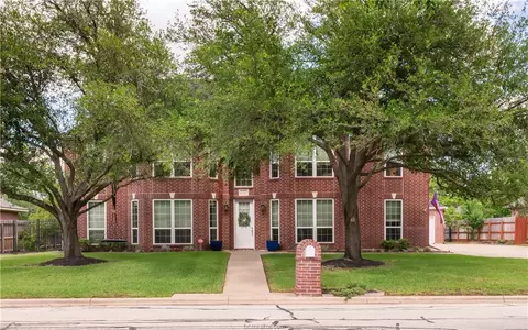 8409 Wildewood Cir, College Station, TX 77845