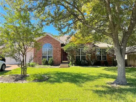 612 Summerglen Dr, College Station, TX 77840