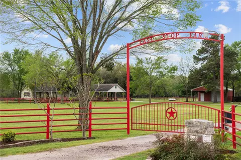 1940 Derby Ln, Madisonville, TX 77864