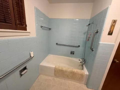 Bath - 800 Union St, Bryan, TX 77801 photo 2 of 3