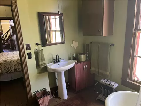 Bath - 1100 Maple, Calvert, TX 77837 photo 1 of 3