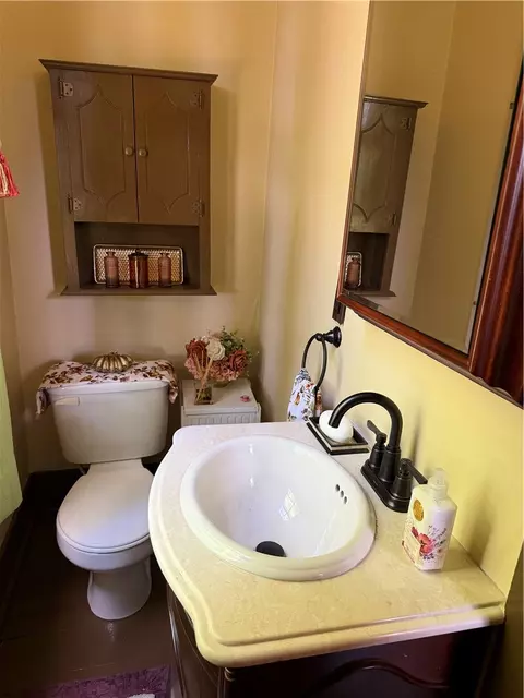 Bath - 1100 Maple, Calvert, TX 77837 photo 3 of 5