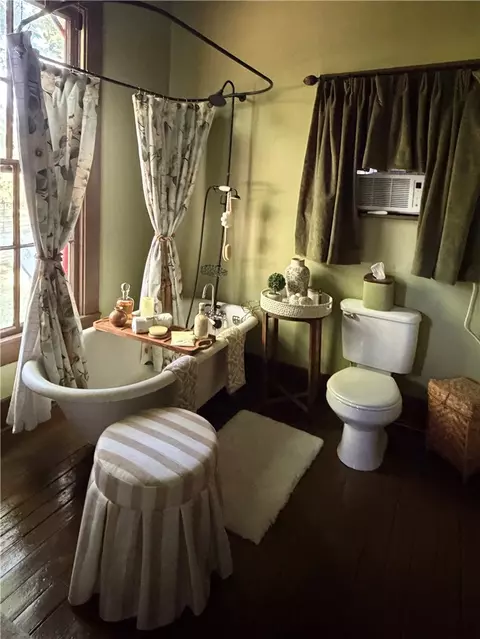 Bath - 1100 Maple, Calvert, TX 77837 photo 1 of 5