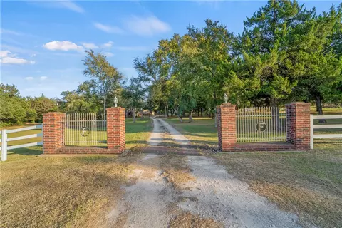 5688 Broach Rd, Bryan, TX 77808