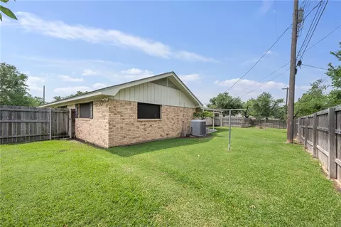 Exterior - 2525 Willow Bend Dr, Bryan, TX 77802 photo 4 of 5
