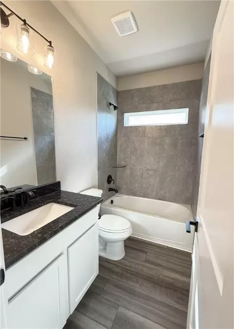 Bath - 5323 Lyle Pl, Bryan, TX 77807 photo 2 of 5