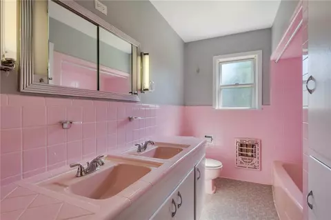 Bath - 711 Esther Blvd, Bryan, TX 77802 photo 1 of 2