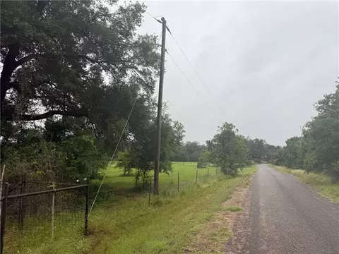 9123 Templeton Rd, Hearne, TX 77859