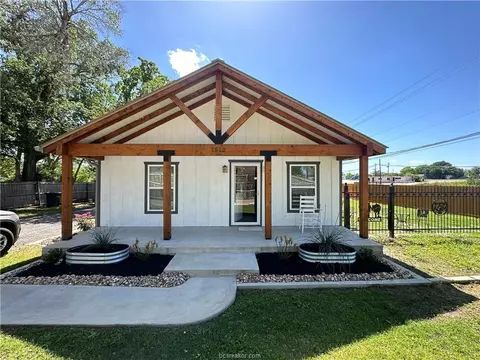 1512 Maple Dr, Bryan, TX 77803