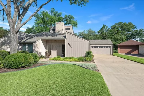 2207 Quail Hollow Dr, Bryan, TX 77802