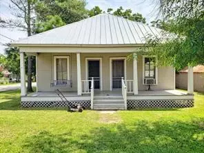 102 S Scott St, Fayetteville, TX 78940