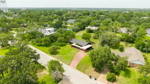 View/Area - 304 Crescent Dr, Bryan, TX 77801 photo 3 of 5