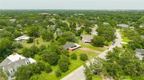 View/Area - 304 Crescent Dr, Bryan, TX 77801 photo 4 of 5