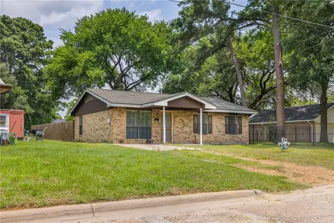 906 W 3rd St, Hearne, TX 77859