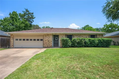 3204 Bonham Dr, Bryan, TX 77803